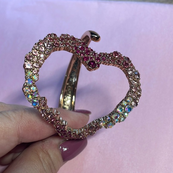 Betsey Johnson Heart Bracelet - Picture 1 of 3